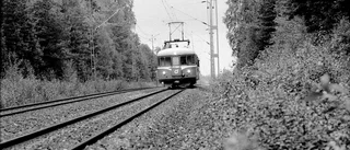 Vänta med persontåg från Flen till Nyköping