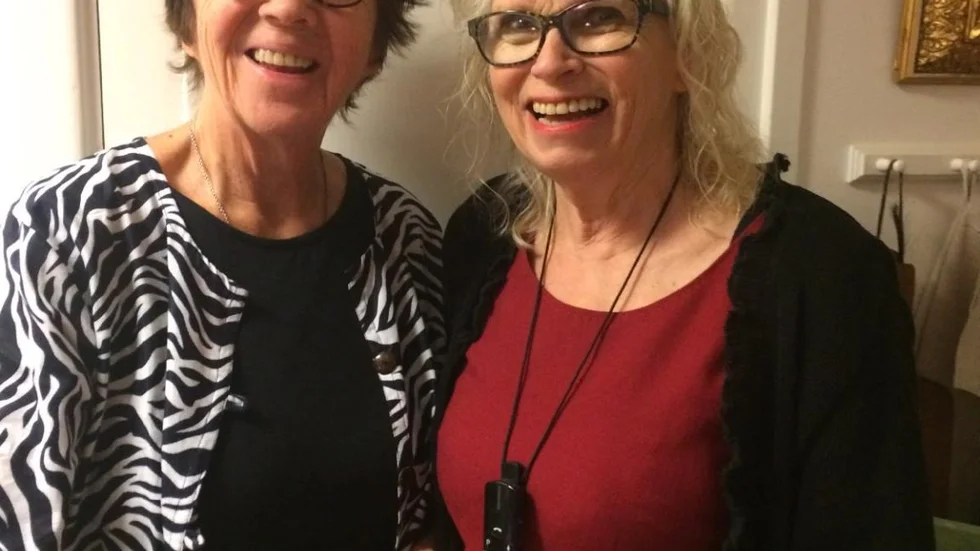 Marianne Nilsson Wallin, till vänster, och Lili Stenmark vid vernissagen av den afrikanska konstutställningen i Skärkind. Båda har varit i Tanzani, där konstnärerna bor.