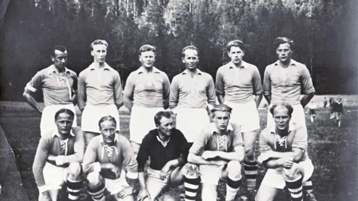 Almviks IF upplaga från 1951-52. Stående från vänster: Göte "Bagarn" Johansson, Bert Bergström, Sitg Norman, Bertil Karlsson, Rune Svensson, Arne Svensson. Knästeånde från vänster: Kurth Lindh, Ebbe Pettersson, Inge Bergström, Bertil Nilsson, Åke Pettersson.