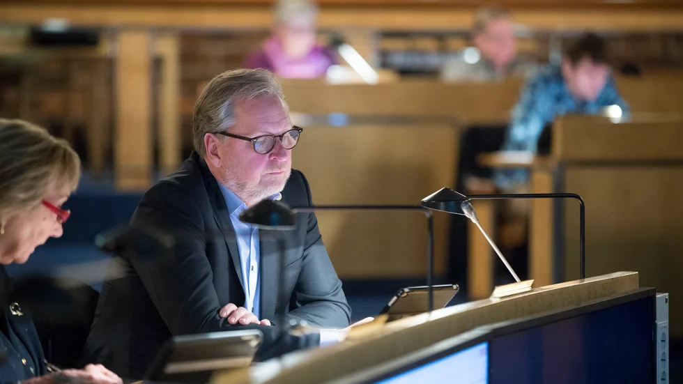 "Låt lärarna undervisa och lokalvårdarna städa" säger Håkan Johansson, gruppledare för Moderaterna i kommunfullmäktige.