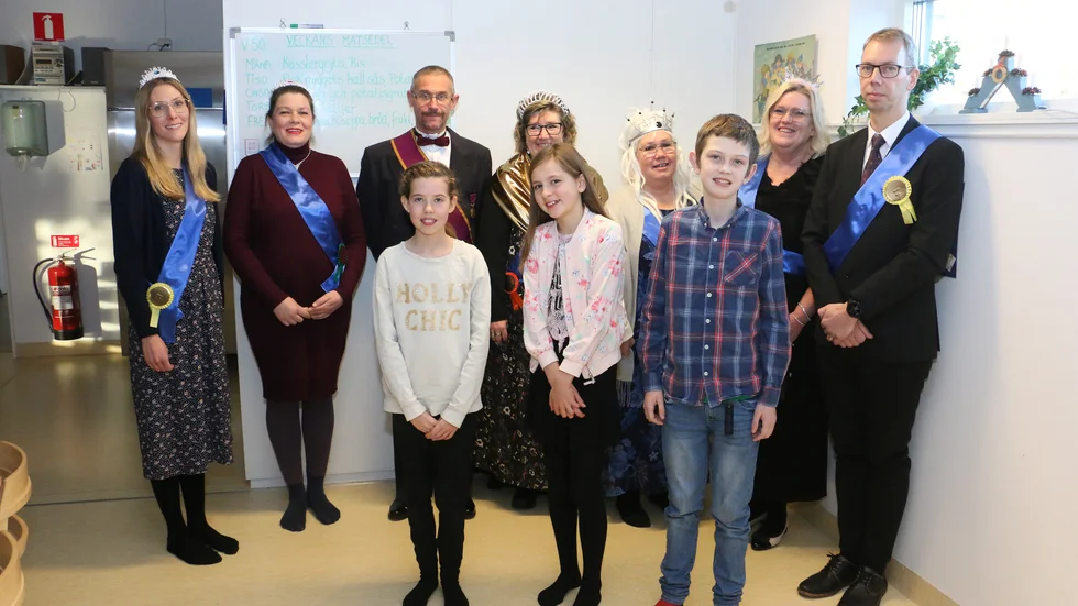 Nobelfesten på Silverdalens skola är en gammal väl inarbetad tradition. Fast i år blev det dessert först och lunch sedan. Men med kunglig glans i lokalen gör man lite som man vill.