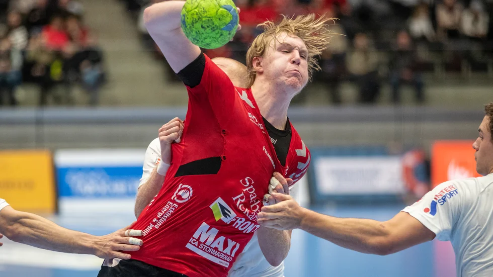 Eric Johansson har matchats hårt under säsongen och även fått ta mycket stryk från motståndarna. 19-åringen dras nu med axelproblem.