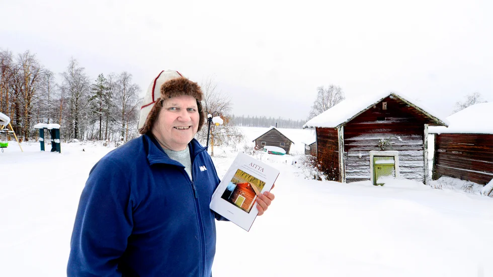 Per Huuvas kokbokshyllning till den samisk-tornedalska ursprungsmaten har fått sitt namn från den gamla 1700-tals-aittan, matförrådsbyggnaden som fortfarande står kvar på släktgården i Liehittejä men nu också pryder bokens omslag.
