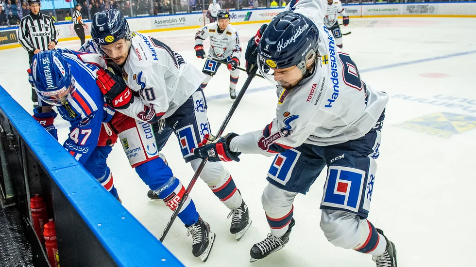 Hammarbys David Thorén grattar Jakob Bucht efter 3–0-målet under annandagsbandyn.