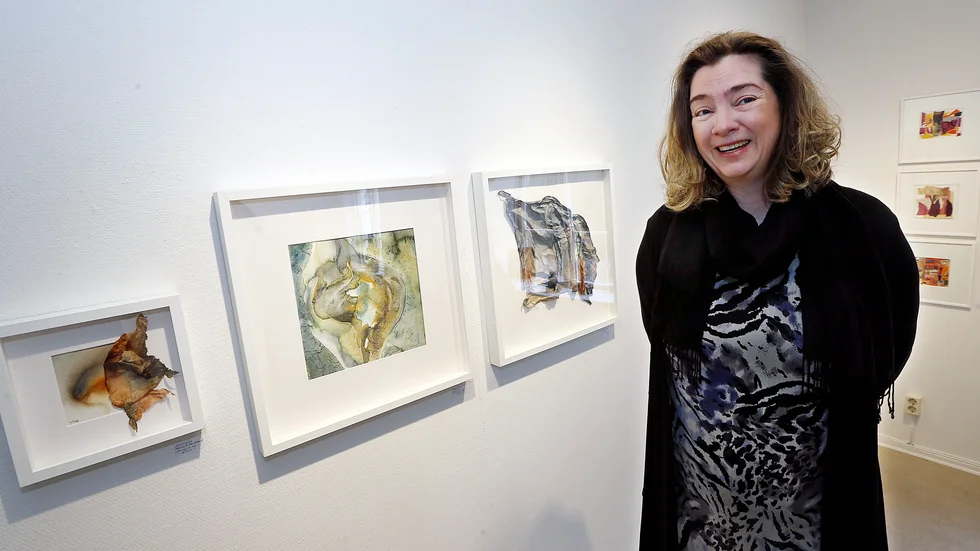 Premiärutställaren Jenny Ling som för första gången ställer ut sina akvareller i blandteknik på Vadstena konstgalleri. 