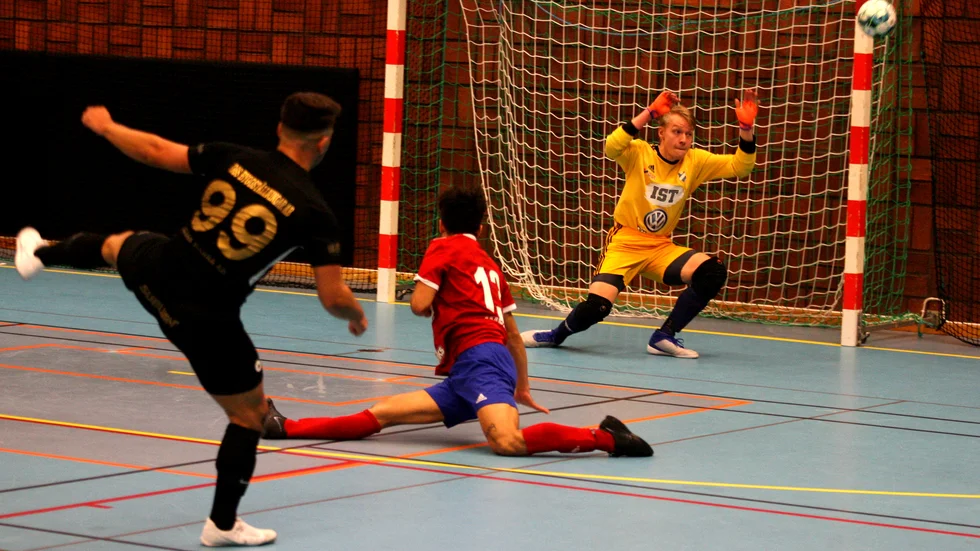 Skott kommer. Dribbla Uniteds Charbel Hanna skjuter här precis utanför, men avgjorde matchen mot Öster med sina två mål i förlängning.
