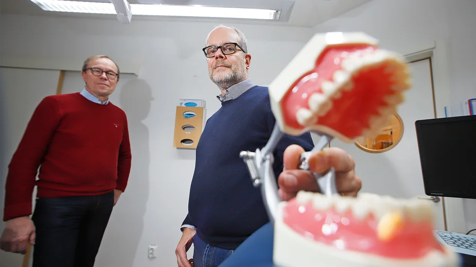 Peter Vrager, vd för Folktandvården i region Sörmland och verksamhetens utvecklingschef Christer Stenvinkel ser med oro på att så många uteblir från sitt bokade patientbesök utan att meddela kliniken.