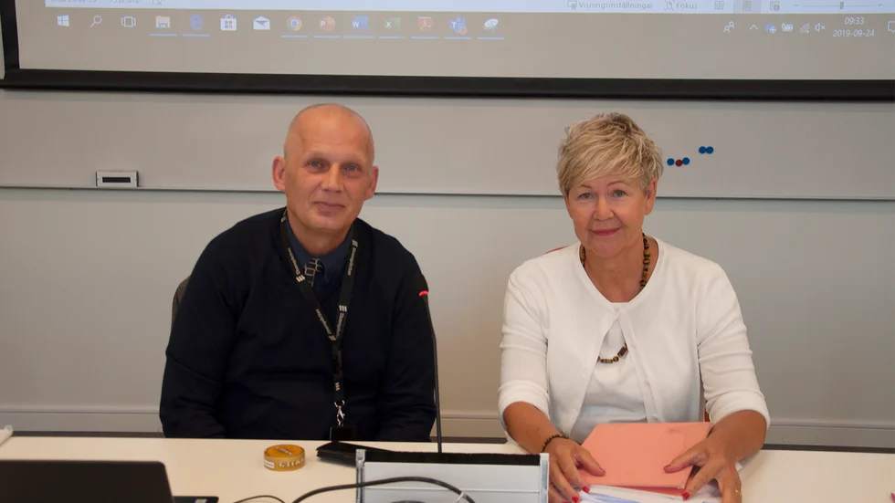 Ekonomichefen Mats Björk och socialchefen Catharina Liljeholm drog de dystra siffrorna om det ökade underskottet.