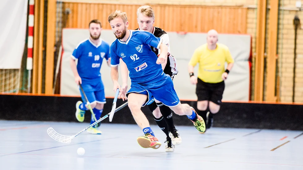 Forwarden Jonathan Neander har varit en av IFK Gnestas pålitligaste målskyttar under nykomlingssäsongen i division 1. Men frågan är om det blir spel i "ettan" även till hösten för de blåklädda.