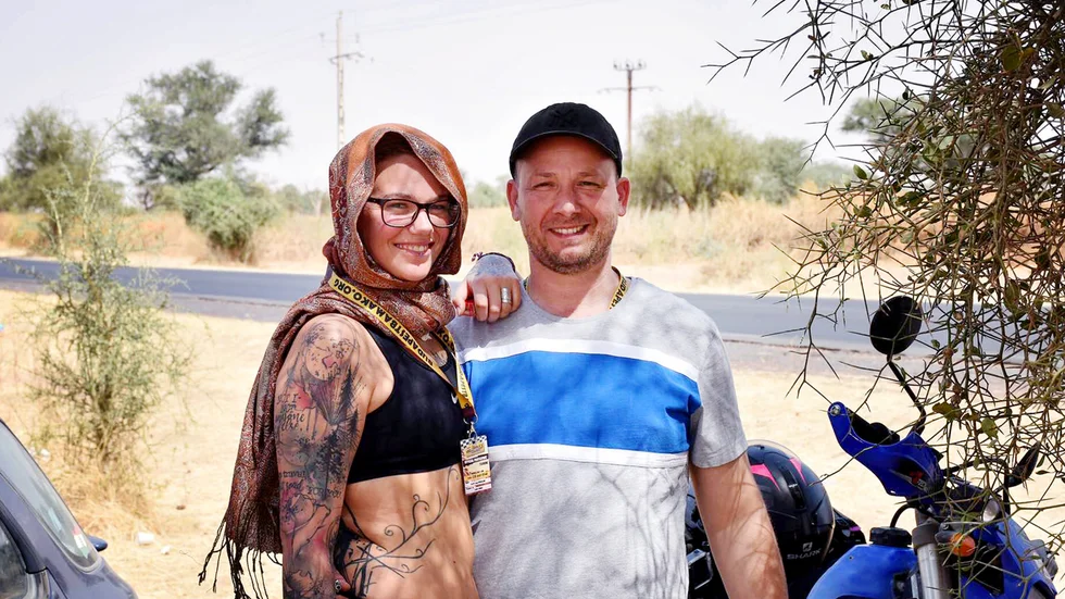 Steffi Wörmann upplevde välgörenhetsrallyt Budapest–Bamako som både tuffare och roligare än väntat. Här ses hon förevigad med teamets Nador Hutya-Grám utmed färden mot Sierra Leone. 