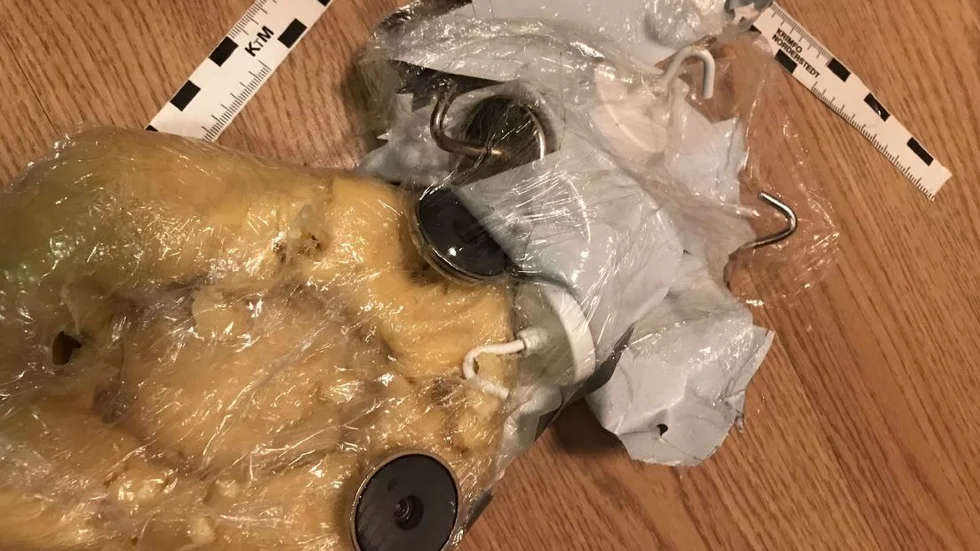 Drygt ett halvt kilo sprängdeg hittades i bostaden. Magneterna kan användas för att fästa sprängmedlet exempelvis under en bil. 