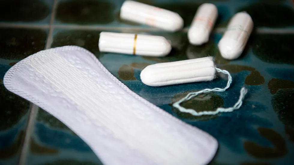 Mensskydd är en nödvändighet, ingen lyxprodukt. Det vore därför rimligt om mensskydd var avgiftsfria.