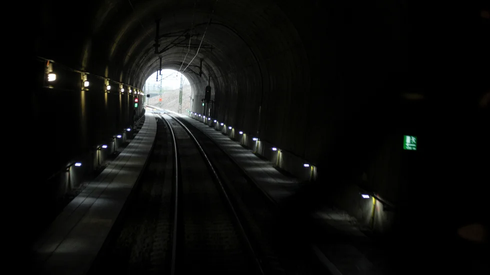Den som väntar på Ostlänken kan börja skönja ljuset i slutet av tunneln. 
