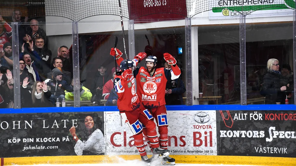 VIK-spelarna jublar efter att Emil Eriksson gjort 3-0.