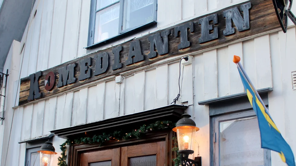 Riksteatern och Komedianten samarbetar för första gången och arrangerar en teaterföreställning den 19 mars. 