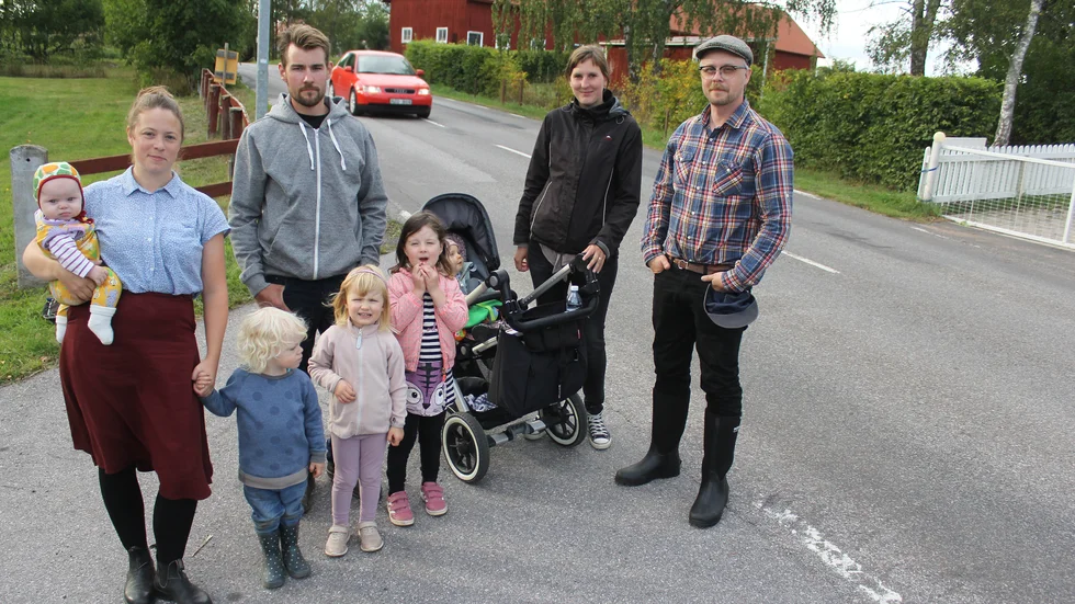 40 års kamp för säkrare väg mellan Främsteby och Vena ska nu vara över.  "Jättebra att hela sträckan tryggas", säger Madelene K Askevik, Henrik Kernen, Elin Petersson och Dennis Askevik. På bilden också barnen Majken, Bill, Vera, Svea och Leja.