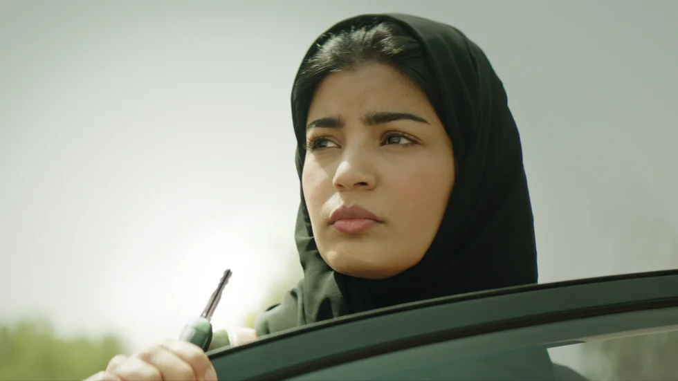 Maryam (Mila Al Zahrani) anmäler sig lite slumpartat som kandidat i kommunalvalet. 