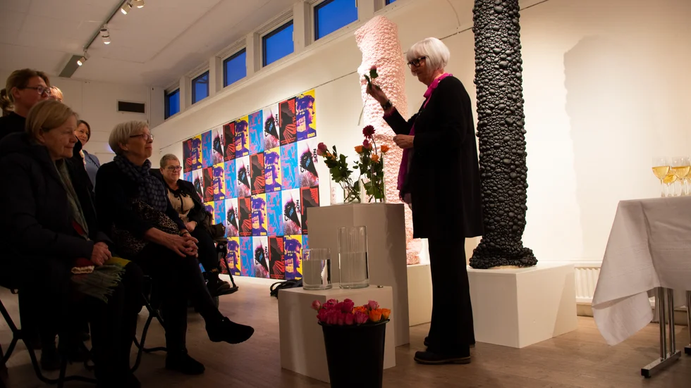 Ett 30-tal kvinnor hade samlats på Norrbottensmuseum på initiativ av Ann-Katrin Tideström, för att hylla Sara Danius liv och gärning. Publiken fick alla gå fram och säga några ord och sätta en röd eller orange ros i en vas.