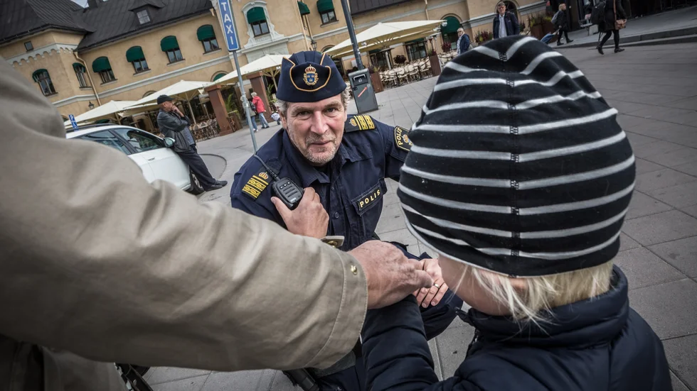 Polisen Daniel Larsson visar sin radio för lille Jacob som är ute och går med Monika Åström. Även om det är lugnt på dagen anser Daniel Larsson att det finns en hotbild kring Resecentrum kvällstid.