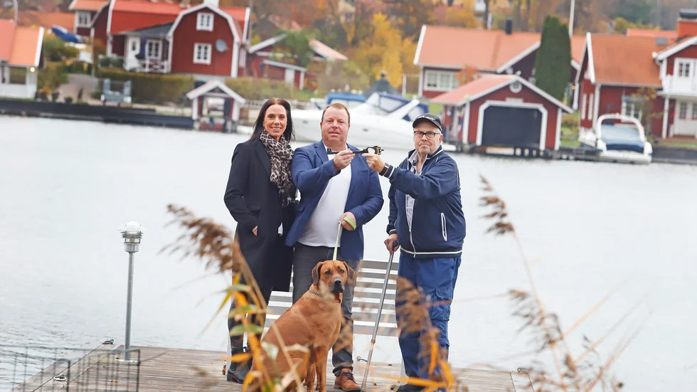 Carl-Olov Ekervall lämnar symboliskt över släktgårdens nyckel till sonen Joacim Ekervall och hans hustru Annica, med hunden Kinza som vittne. 