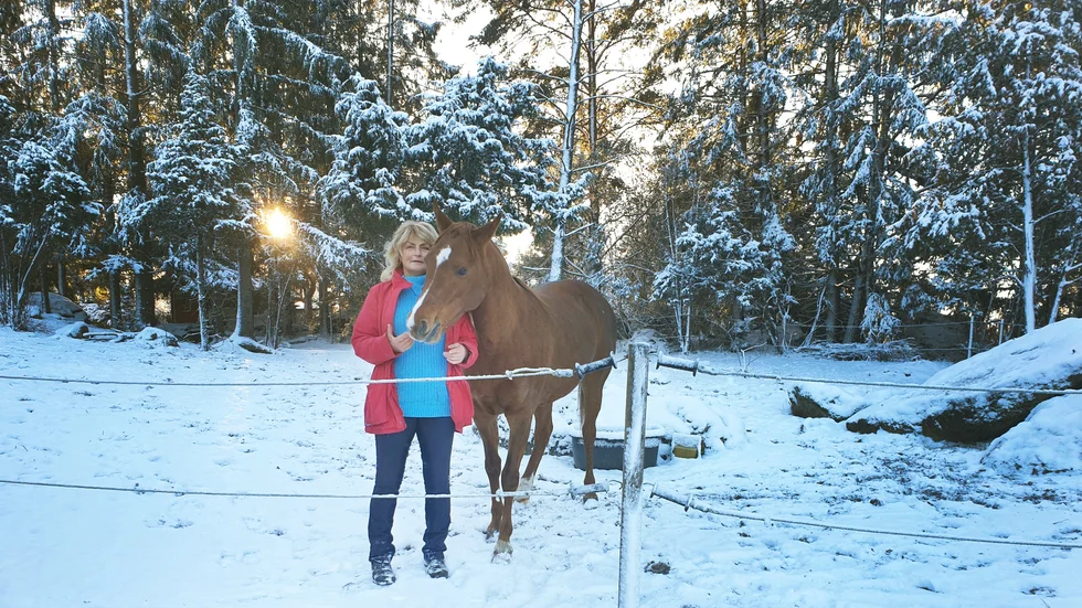 Bi Koersner Sinding tillsammans med sin favorithäst Habiba. –  Det betyder min älskling på arabiska. Jag har känt henne sen innan hon föddes och ridit in henne med grimma, alltså utan bett i munnen. 
