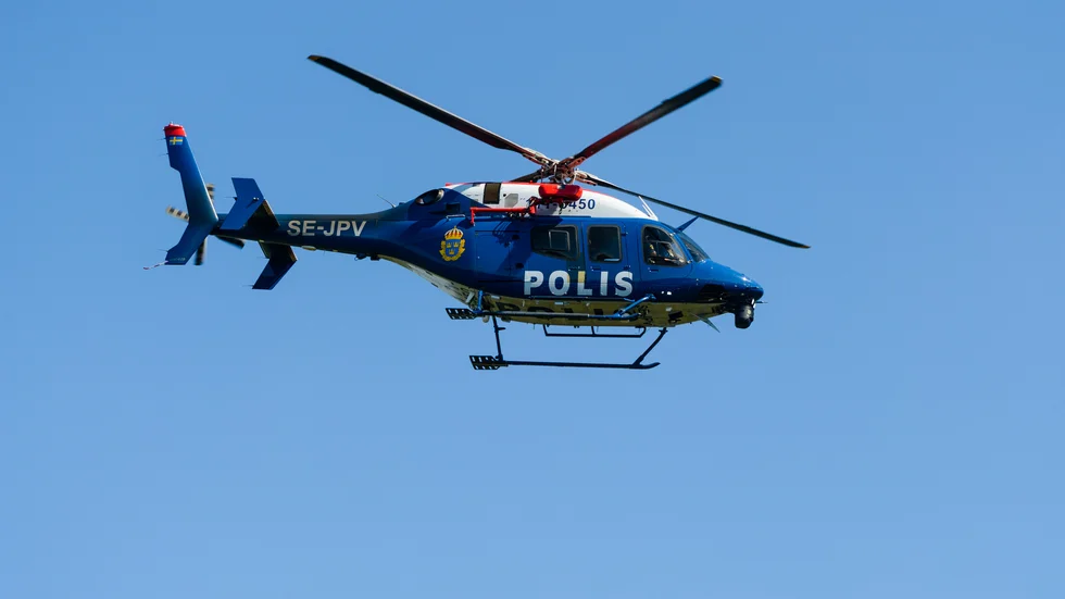 Polishelikopter användes i sökandet.