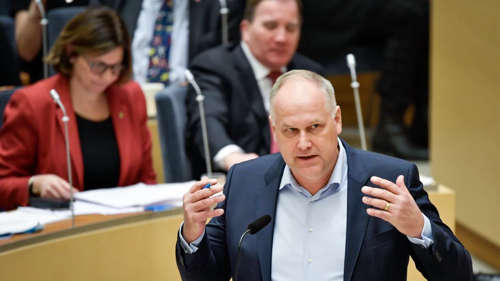 Vänsterpartiets Jonas Sjöstedt tog stor plats i partiledardebatten i riksdagen. Fäller han regeringen?