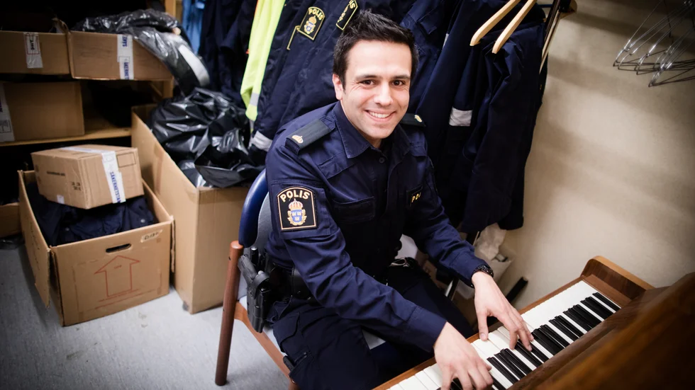 Charles Persson, polis i Katrineholm, har spelat piano sedan han var liten. 