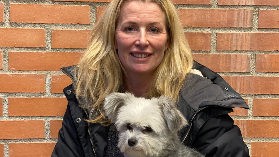 Cilla Fischer tillsammans med hunden Rocky.
