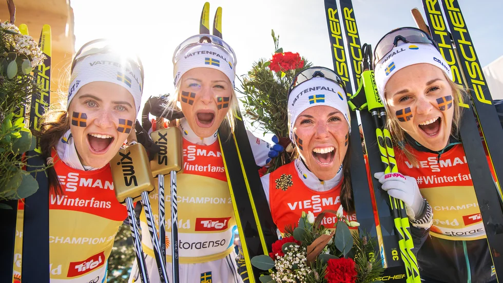 Här är laget som efter VM-guldet i stafett också tilldelades priset som årets lag under Idrottsgalan.
Från vänster: Ebba Andersson, Frida Karlsson, Charlotte Kalla och Stina Nilsson.