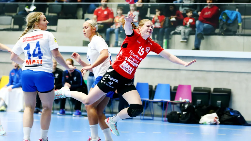 Josefin Johansson blev skytteligavinnare med Guif i Damallsvenskan förra säsongen. Efter spel i SHE med GT Söder blev det under onsdagen klart att hon återvänder till Guif.