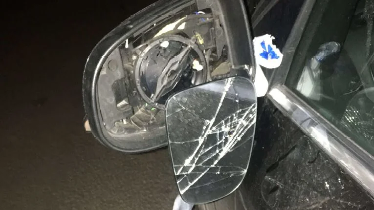 I april förra året ska en man ha försökt att köra på ett par poliser som befann sig i en polisbil. Sidospegeln på mannens bil såg ut såhär efter smällen.