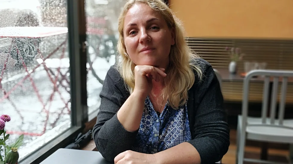 Susanne Brijker är uppvuxen i Risinge och har skrivit romanen "Mannen som hyrde en familj".