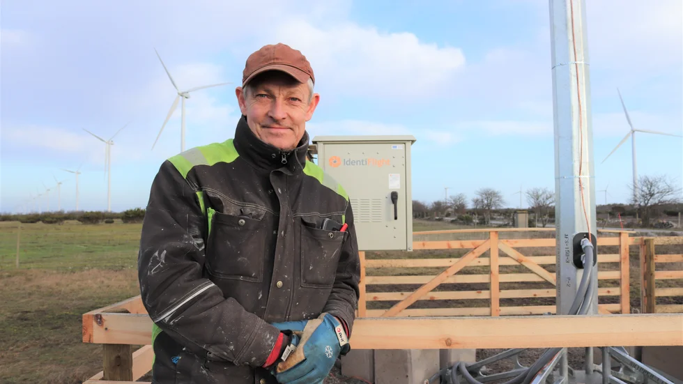 Vindkraftkonsulten Andreas Wickman är glad över att ha fått urustningen på plats.
