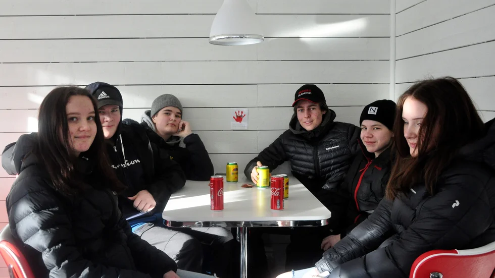 Isak Lundström, Casper Wallström, Selina Tallqvist, Tova Håkansson, Nilas Kuoljok och Emil Kvickström tror alla att meddelandet inte ska tas på allvar.
