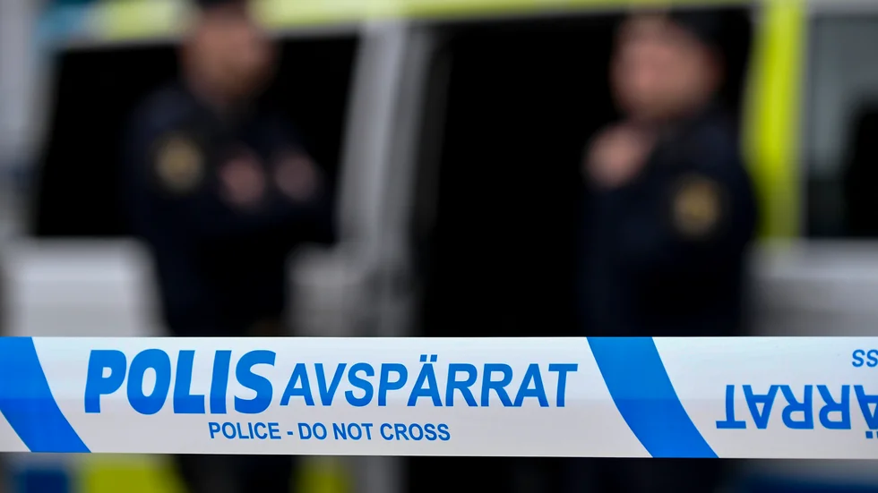 När polisen kom till matbutiken upptäckte de att flera kassalådor hade brutits upp.