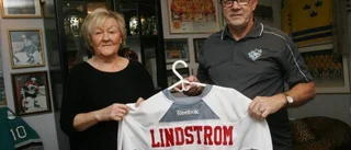Stolta morföräldrar satt bänkade framför NHL