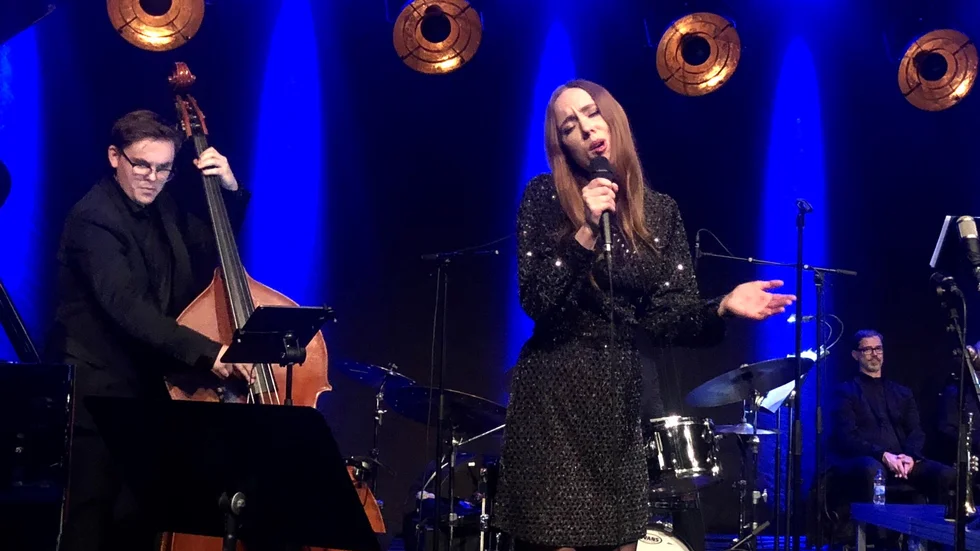 Ellen Andersson, här med basisten Petter Olofsson, bjöd på en riktigt läcker konsertupplevelse i Black Box på fredagskvällen.