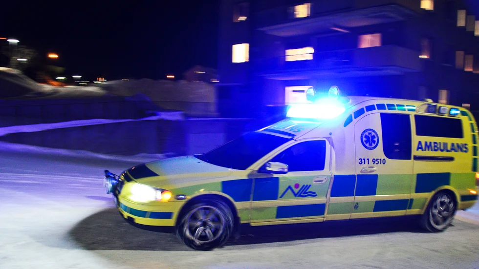 En man fördes till Gällivare sjukhus med ambulans efter en skoterolycka i Malmberget på nyårsafton. Skadorna bedömdes som lindriga och sent på eftermiddagen fick mannen lämna sjukhuset.