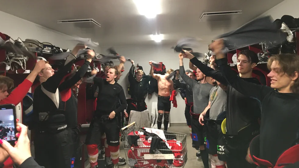 Glädje i Tierps omklädningsrum efter seger 5-3 hemma mot Iron i toppmötet i alltrean. 