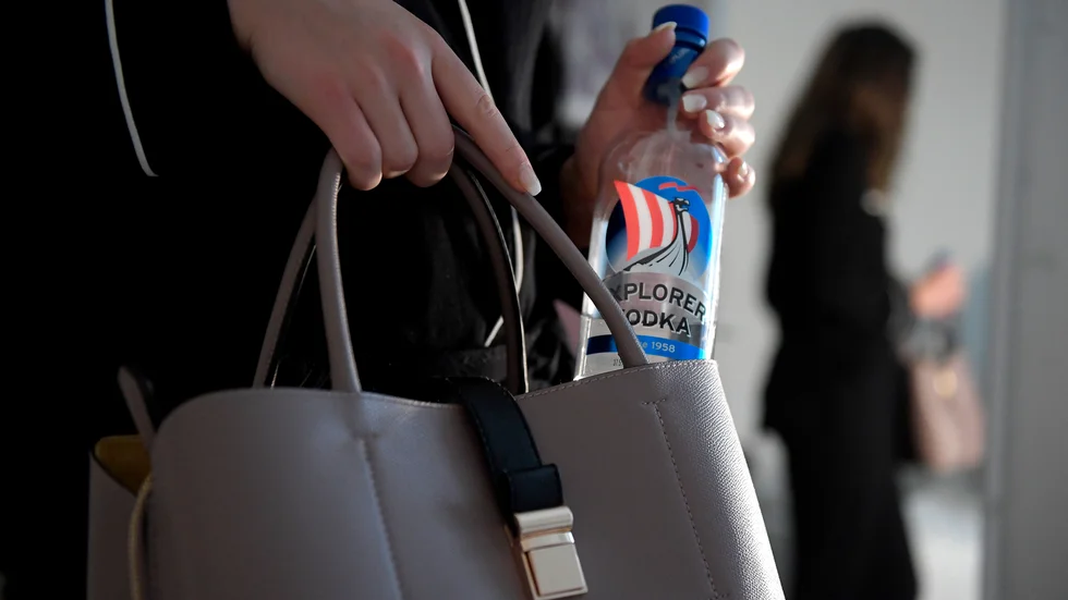 Sverige har i dag högre alkoholskatt – och därmed högre alkoholpris mätt i kronor per liter ren alkohol – än övriga EU. Inom övriga EU är det genomsnittliga priset drygt 40 procent av det svenska.