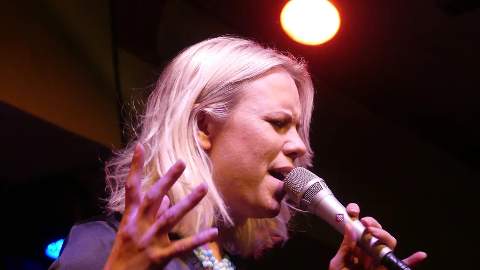 Hannah Svensson bygger upp Jazz at The Philharmonic-stämning i "!What a little moonlight can do".