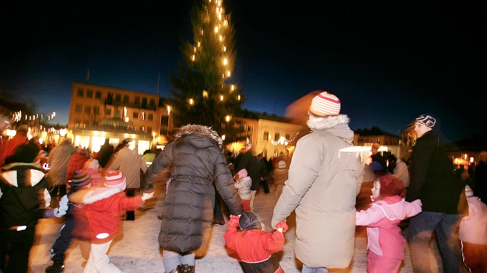 Så här såg det ut på torget i Enköping för några år sedan. På måndag den 13 januari arrangerar Maria Wannmyr Olsson och andra medlemmar i Östervålas hembygdsförening knutsdans på torget i Östervåla.