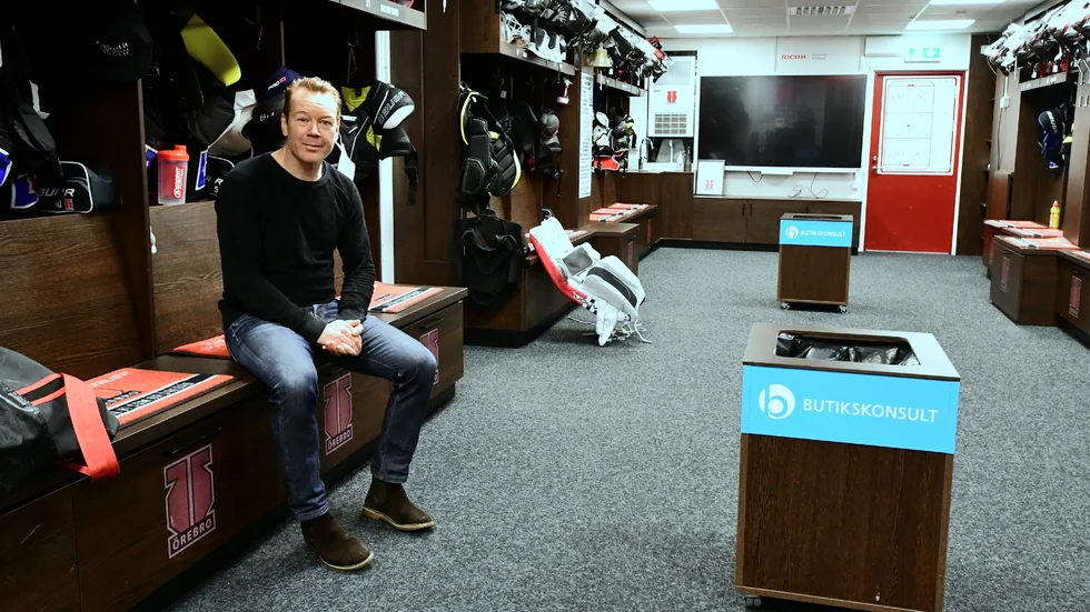 Niklas Eriksson i Örebros allra heligaste rum: Omklädningsrummet i Behrn Arena. Det är här som den förre Almtunatränaren, som fick sparken i december 2016, har sitt arbete. Han har gjort Örebro till ett lag att räkna med i SHL.