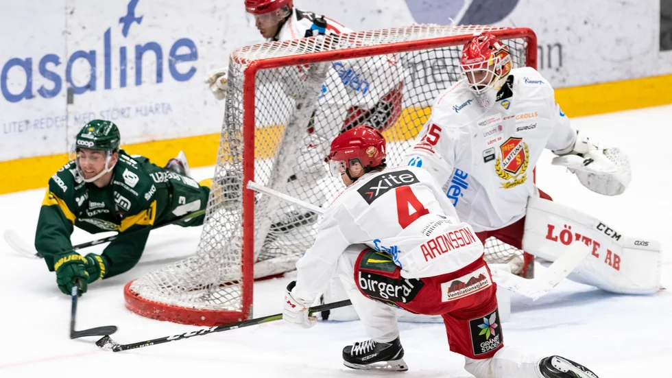 Almtuna med målvakten Jesper Eliasson i spetsen gjorde en försvarsstark insats borta mot Björklöven. Det var mål framåt som saknades. Här får Eliasson hjälp med att freda sitt mål av Victor Aronsson.
