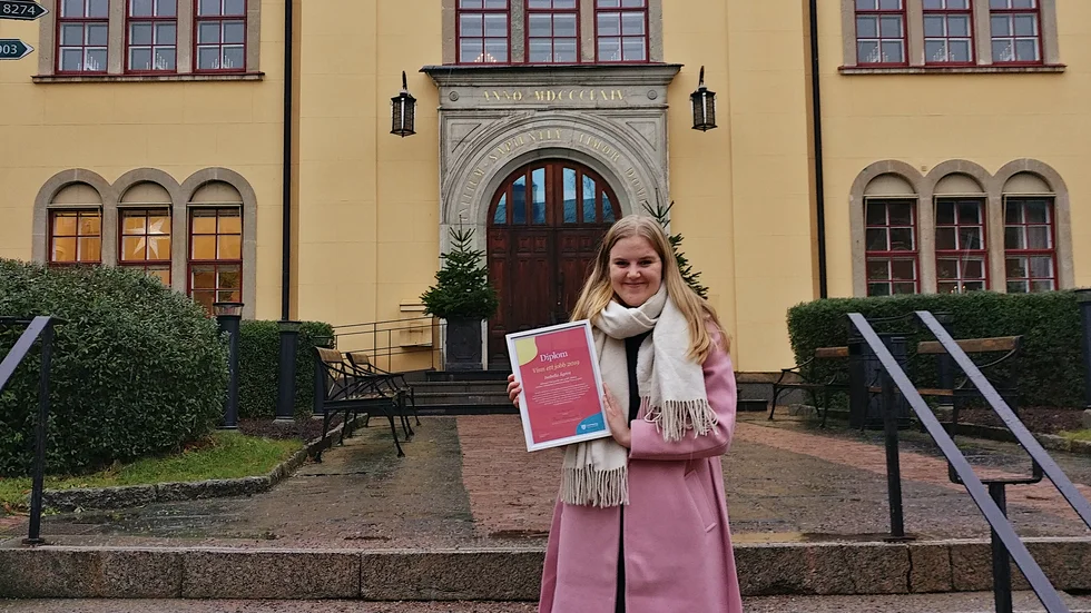 Isabella Ågren utanför stadshuset efter att ha vunnit det lite udda priset – ett jobb. 
