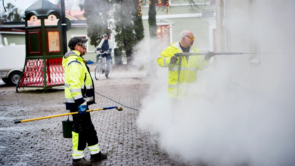 Krille Lövström och Roger Persson på Trosa kommuns fastighetsservice tar tålmodigt bort klotter. 