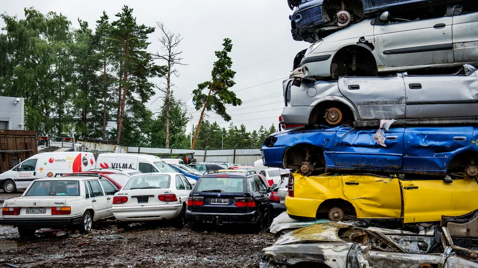 Genom att införa en tillfällig skrotningspremie som finansieras med trängselskatter i de större städerna skapas ekonomiska incitament att skrota äldre mer miljöskadliga bilar, skriver debattörerna.