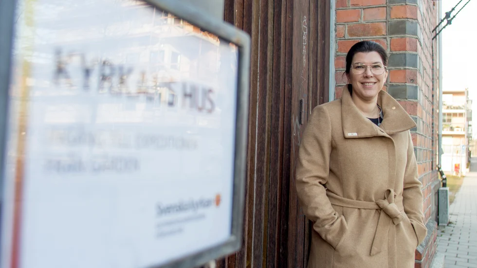 Caroline Wahlström är ansvarig för konfirmandgrupperna i Katrineholm. Hon tycker att det är viktigare att ungdomarna själva får välja, än att alla ska konfirmera sig.