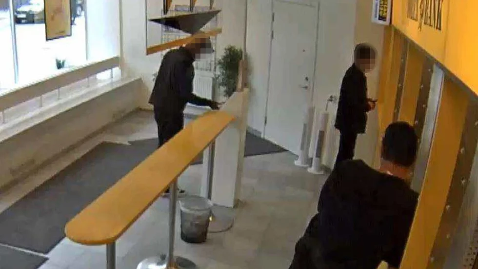 Den nio timmar långa bilfärden gick bland annat till Eskilstuna. Här syns offret på Forex på Kriebsensgatan när han försöker ta ut pengar. En av gärningsmännen övervakar honom till vänster.